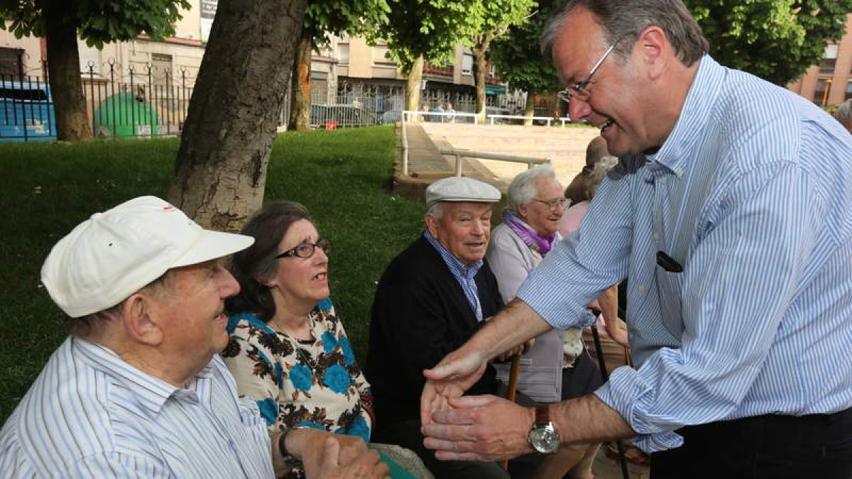 Antonio Silván se presenta a un grupo de mayores en el barrio de San Mamés.