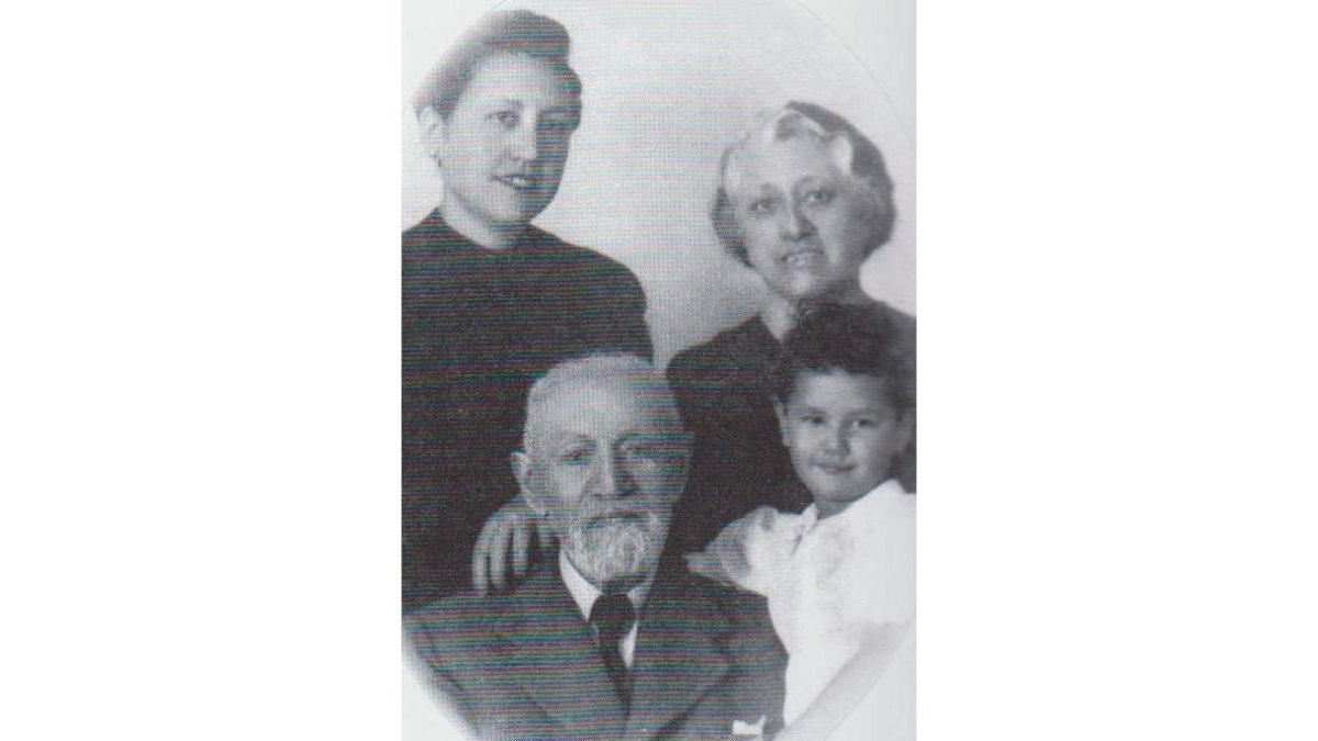 Lazúrtegui y familia. CORTESÍA GANCEDO