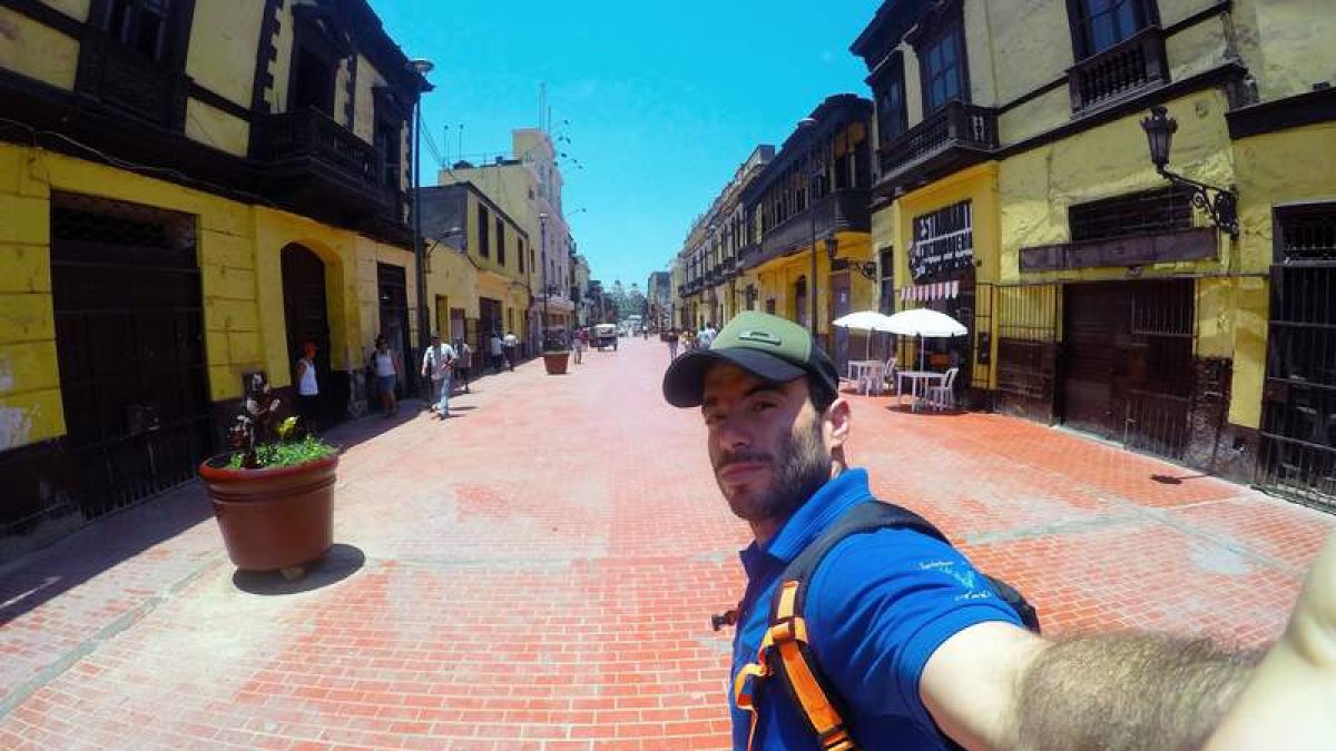 El leonés David Flecha en una calle de Lima, ciudad que a este viajero le proporcionó sensaciones muy positivas y que siempre recordará. DAVID FLECHA