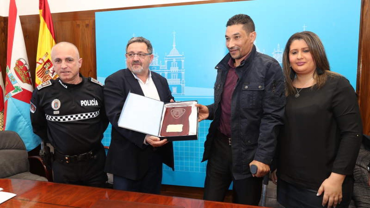 Arturo Pereira, el edil Carlos Fernández y el homenajeado Ouadia Farissi junto a su esposa.