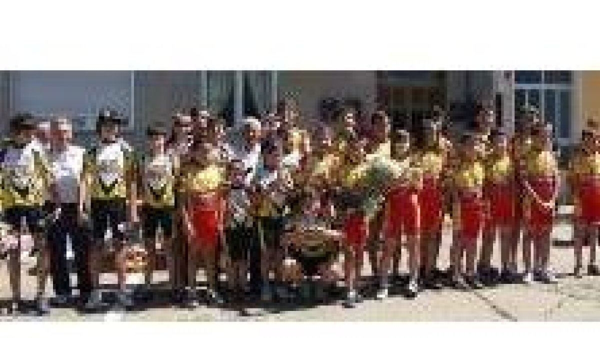 Foto de familia de las jóvenes promesas del ciclismo leonés