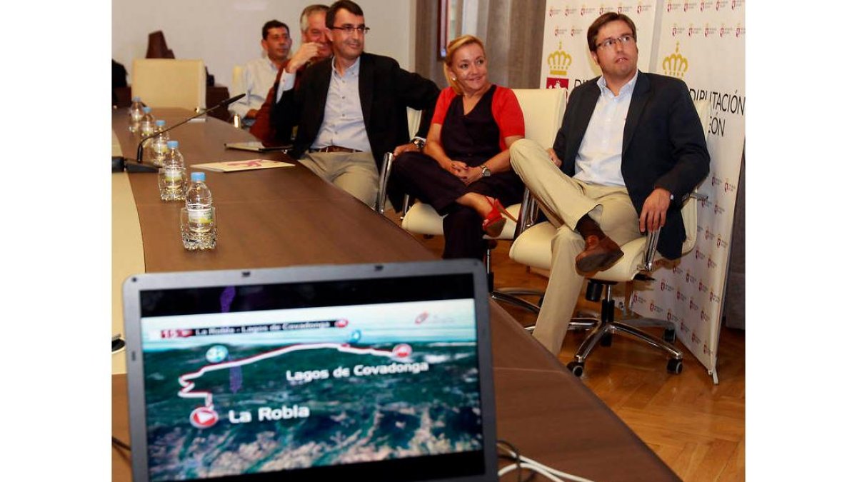 Javier Guillén, Isabel Carrasco y Orejas, en la proyección de las etapas de la Vuelta a España.