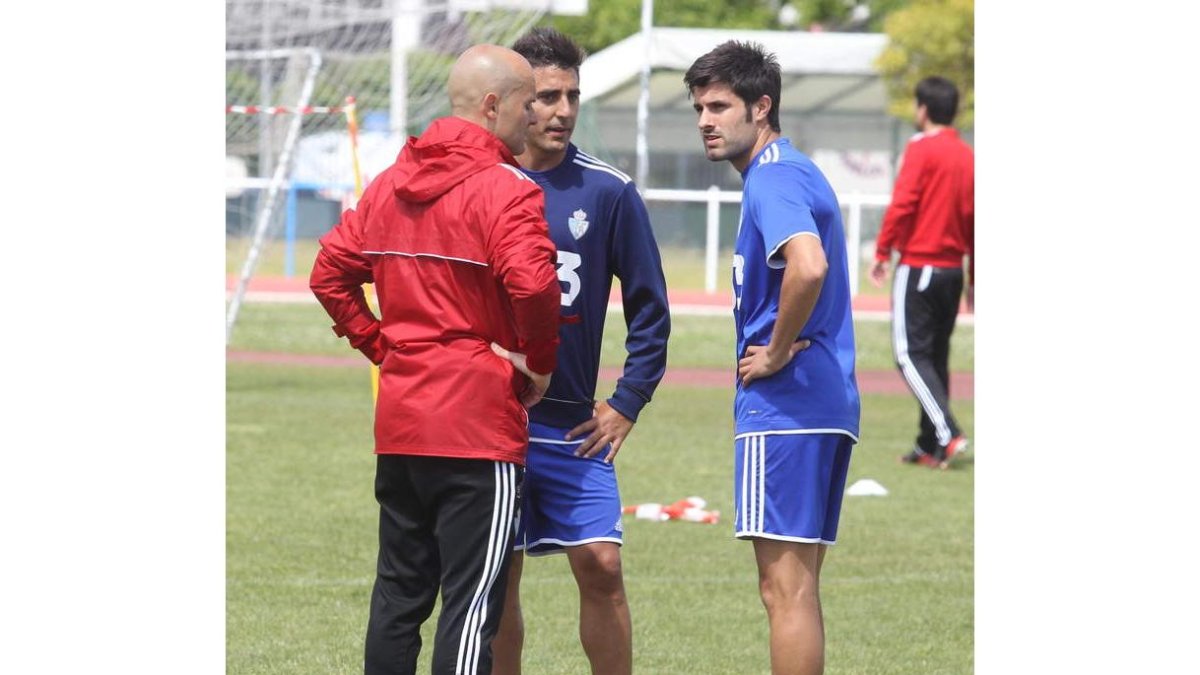 Saúl (d) ya se incorporó ayer a los entrenamientos con el resto de la plantilla.