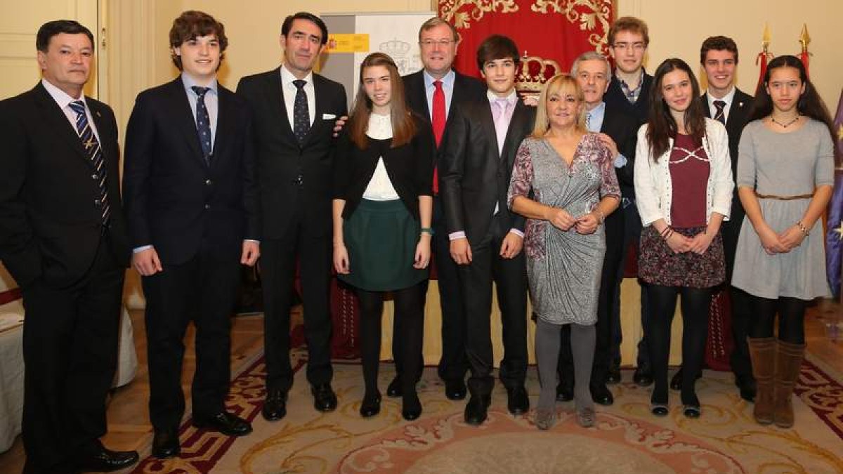 Juan Carlos Suárez-Quiñones, Antonio Silván, Isabel Carrasco y Emilio Gutiérrez, junto a los estudiantes que participaron con sus ponencias en el acto institucional del Día de la Constitución .