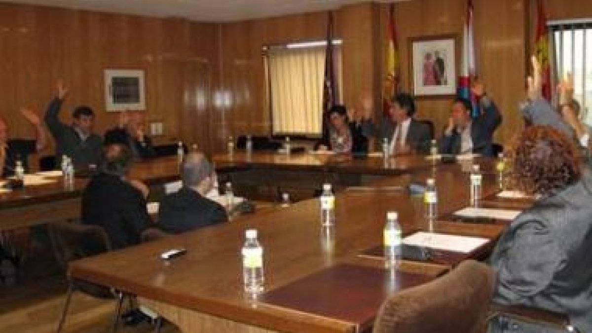 Los concejales de los dos grupos de Bembibre, en un momento de la votación.
