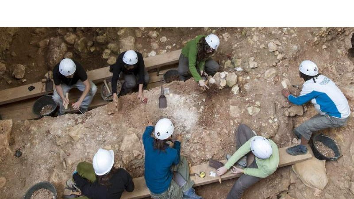Un grupo de expertos trabaja en el yacimiento burgalés, en una imagen de archivo. SANTI OTERO