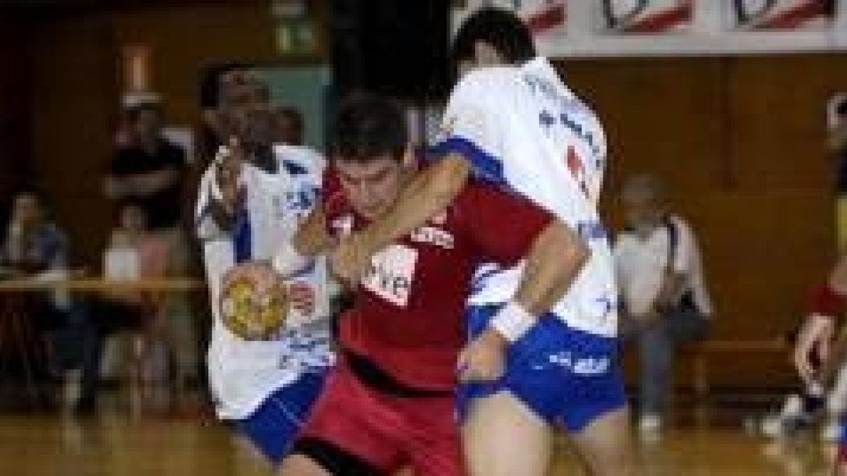 El trabajo defensivo del Arrate detuvo el juego de ataque del Ademar