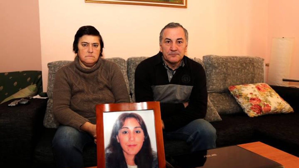 Los padres de Rocío, tras su fotografía. MARCIANO