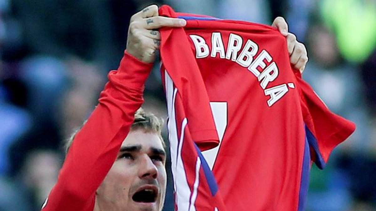 Griezmann festejó su gol alzando al cielo una camiseta con su número pero con el nombre de Cholo Barberá, el joven jugador del Alzira fallecido recientemente. DANIEL PÉREZ
