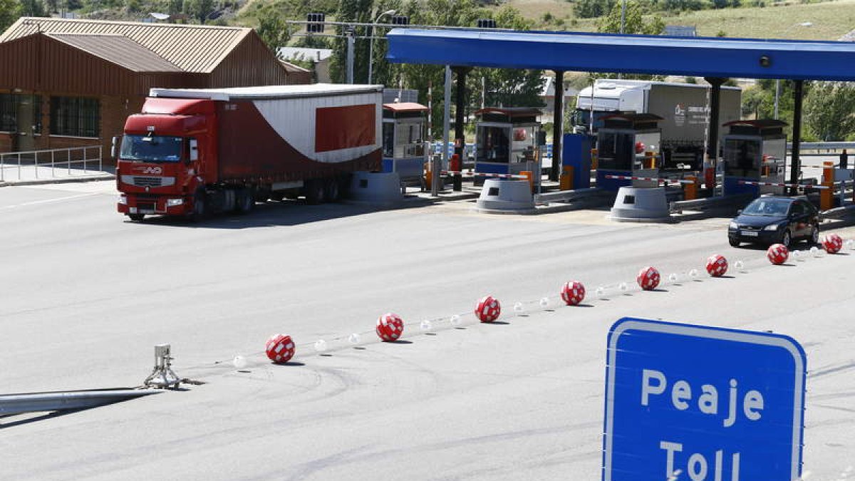 Camiones en la AP-66, ayer a las 17.00 horas.