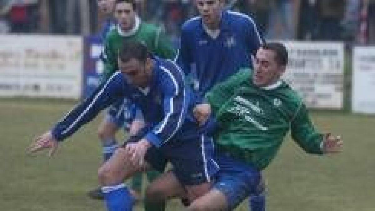 Ballesteros intenta escaparse de un defensa maragato en un lance del derbi jugado ayer en El Parque