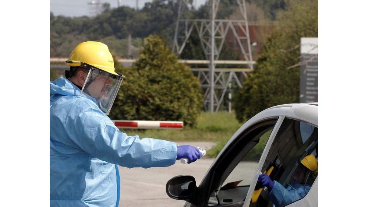 Control de temperatura a empleados de AcelorMittal. JUAN GONZÁLEZ