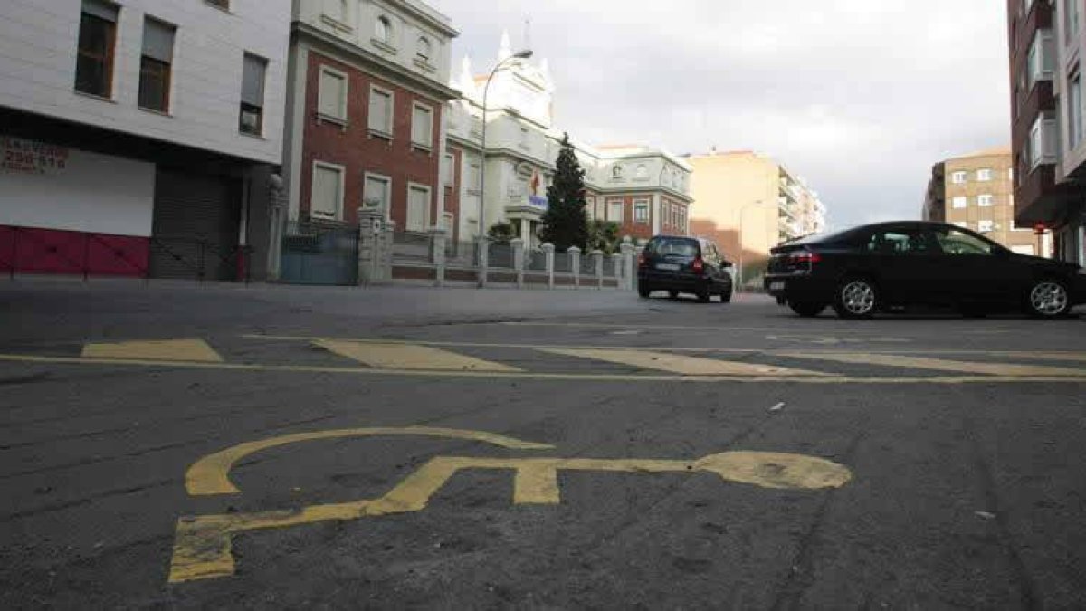 La calle Álvaro López Núñez, una de las que cuenta con nuevas zonas de aparcamiento reservado a minusválidos.