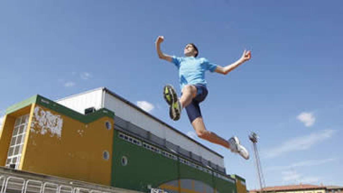 Daniel Pérez Martín en uno de sus entrenamientos de salto en las pistas del Hispánico.