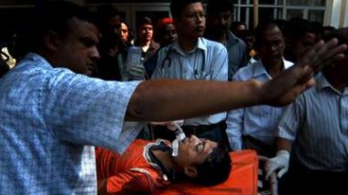 Un herido es evacuado a un hospital en Guwahati.