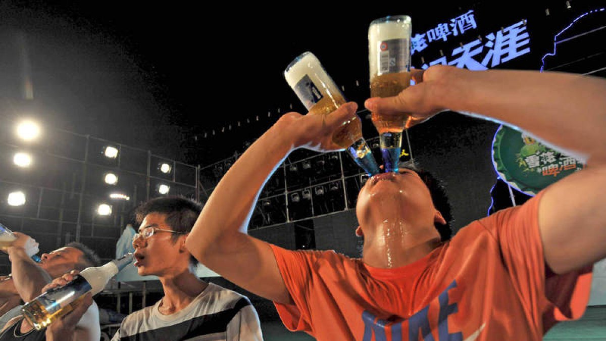 NekNominate premia a aquel que consiga ingerir una mayor cantidad de alcohol de forma original.