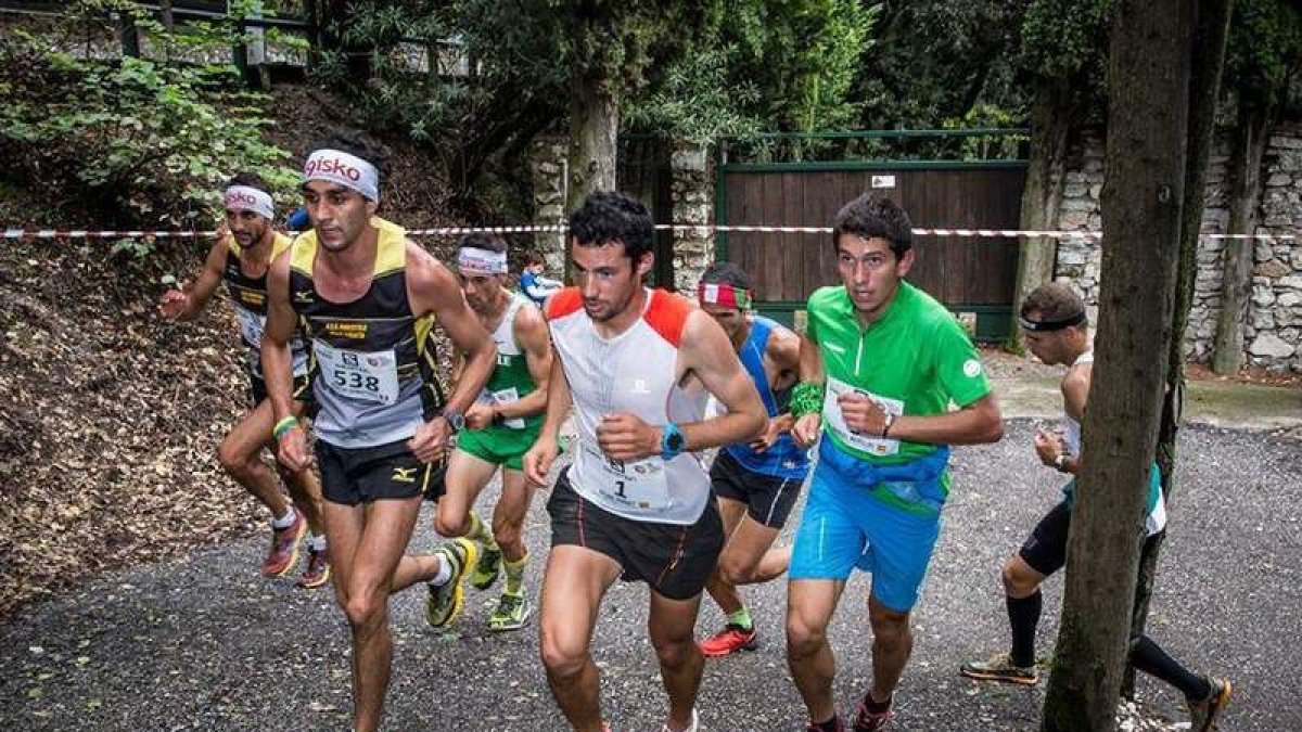 Merillas —de verde— al lado del ganador y mejor corredor del mundo de montaña, Killian Jornet.