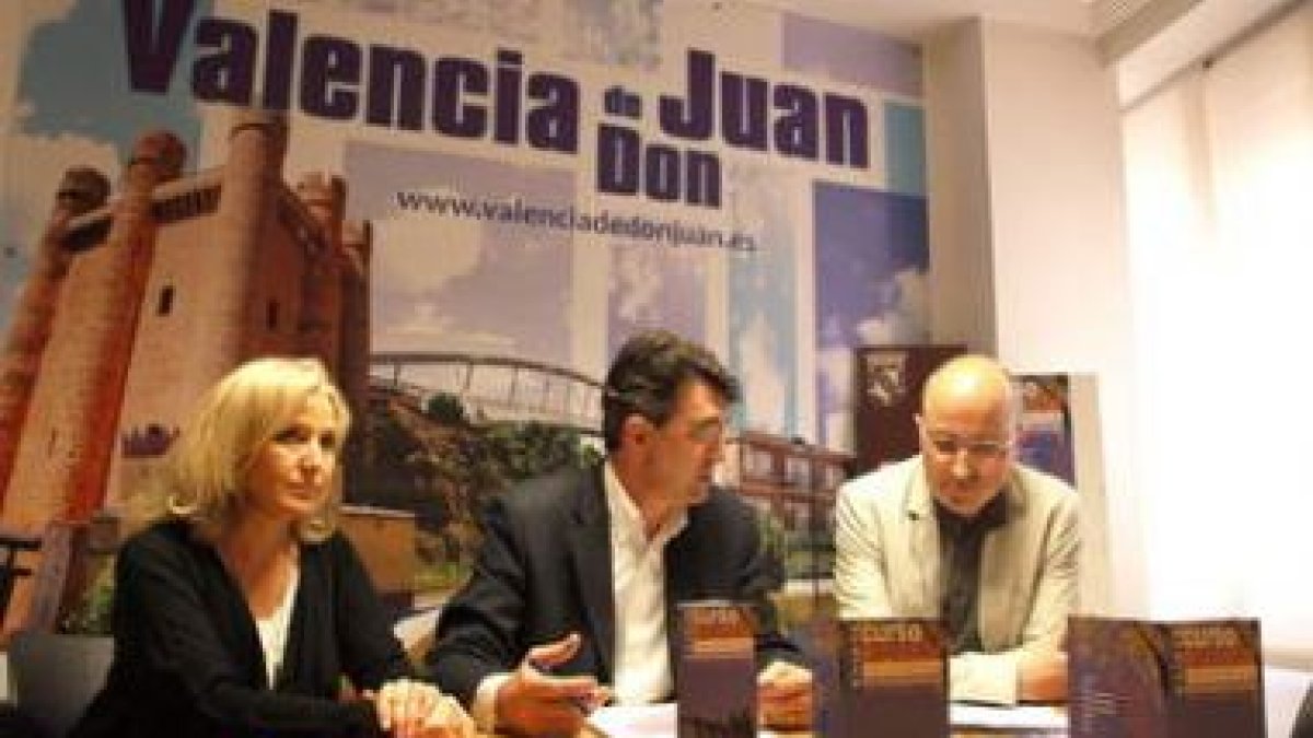 La concejala de Turismo, el alcalde y el director del curso, ayer durante la presentación.