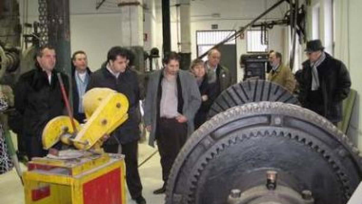 Los procuradores socialistas se interesaron por algunas de las piezas que expone el museo