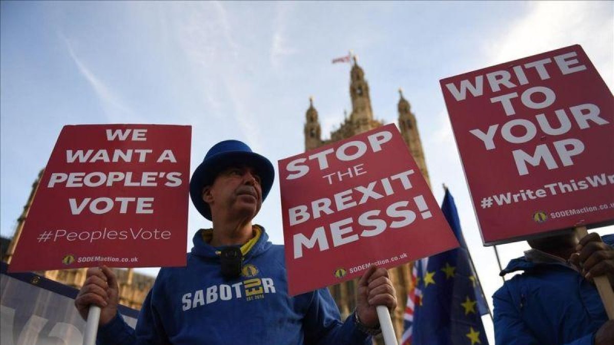 Un manifestante a favor de la UE pide una nueva votación sobre el brexit.