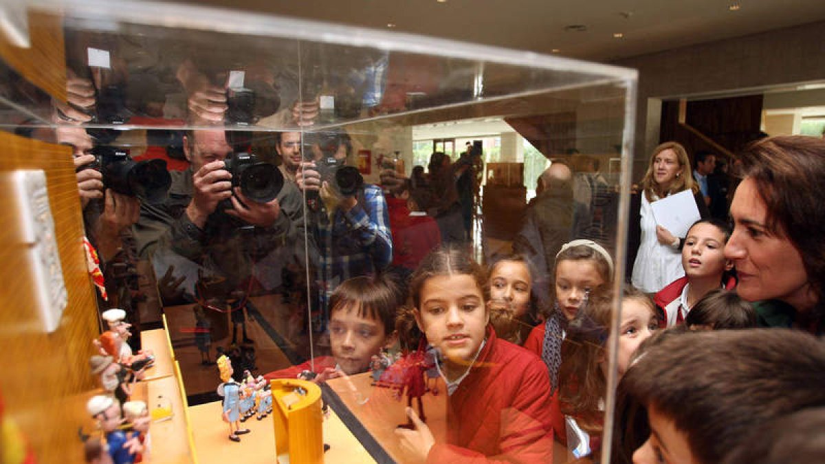La presidenta de las Cortes, en una imagen de archivo, visitando una de las muestras de ‘PlastiHistoria’.