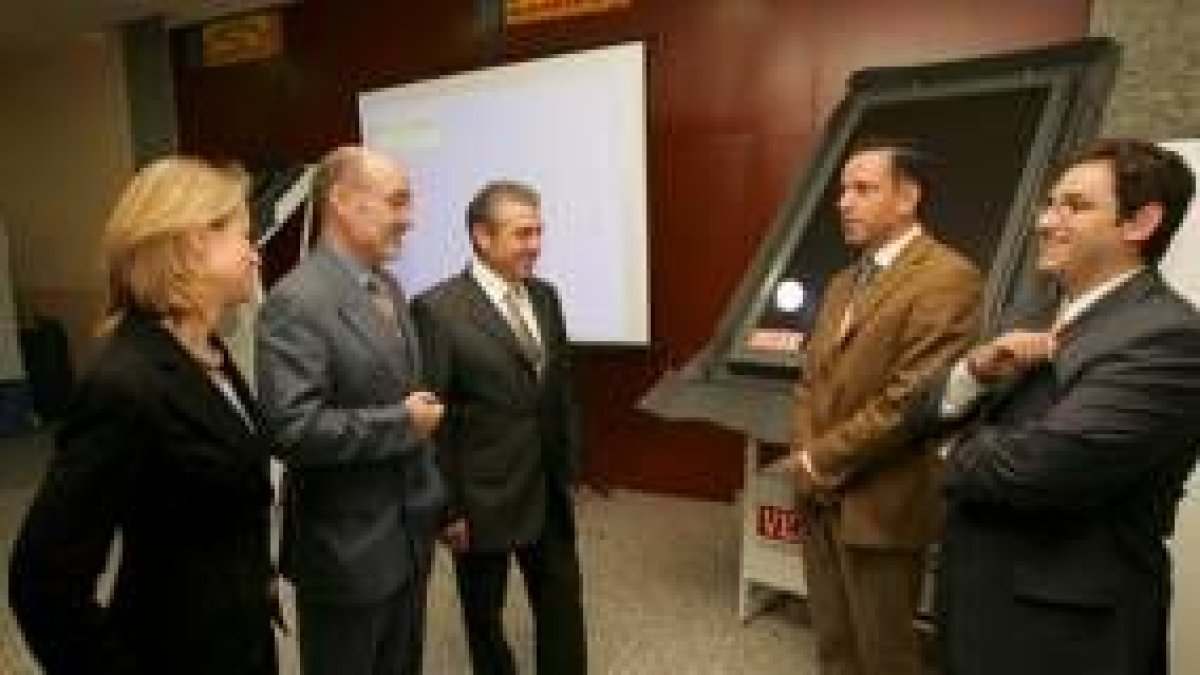 Técnicos y directivos de Canaluminio y Velux, junto al panel solar, ayer en un hotel de Ponferrada