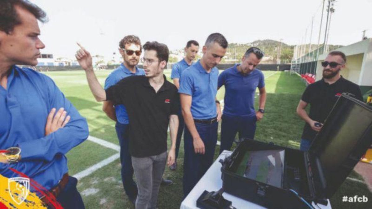 El Bournemouth mostró en sus redes sociales la implantación del VAR en el amistoso ante el Sevilla.