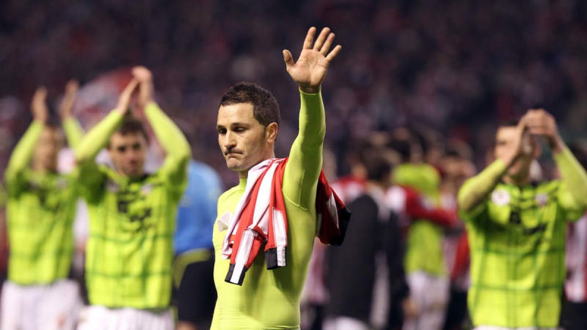 Los jugadores del Mirandés agradecen el apoyo de su afición tras quedar eliminados.
