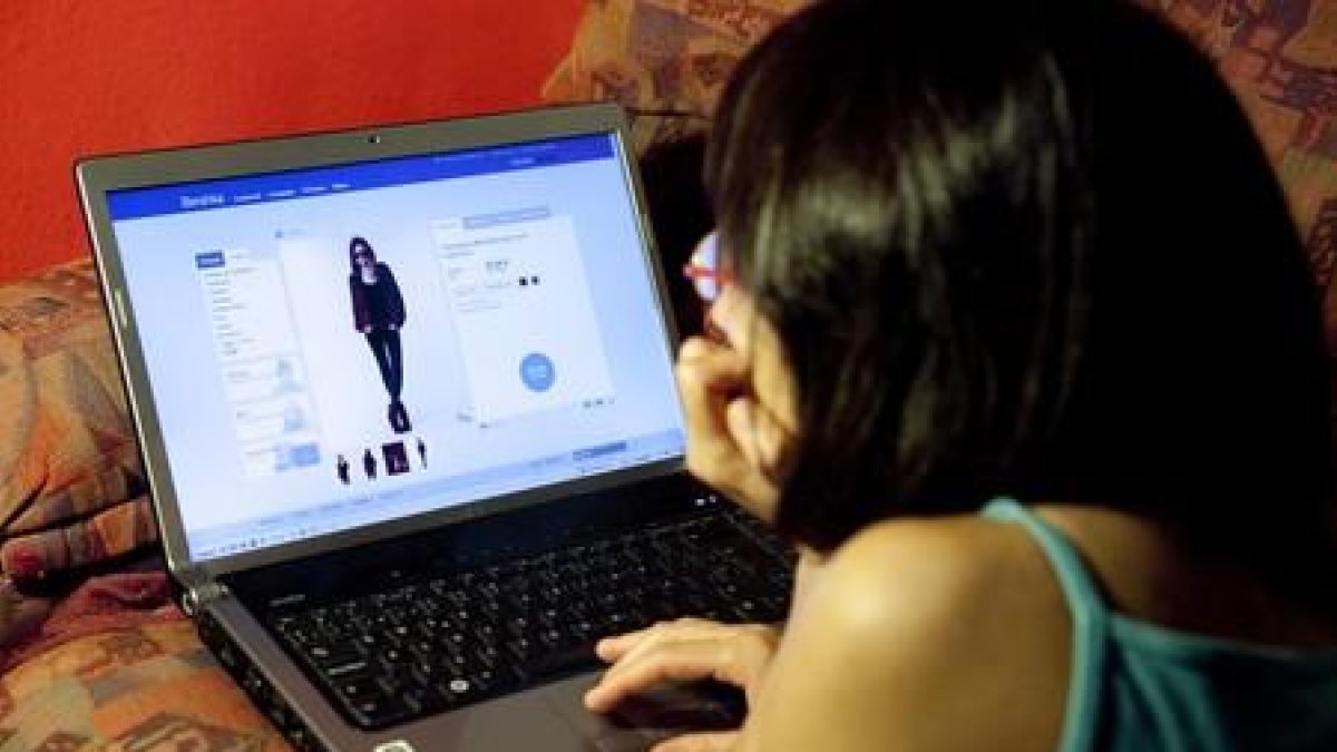 Un acceso a una página web de venta de artículos de moda.