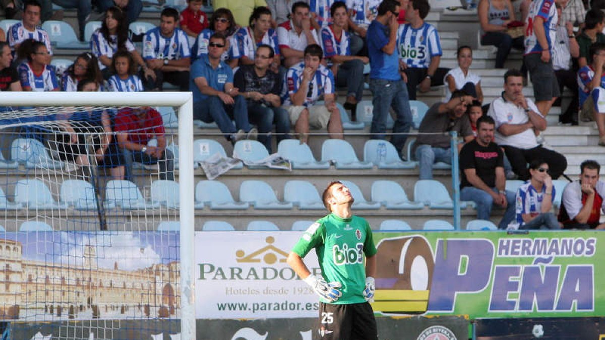 Mackay lamenta el primero de los cinco goles anotados por el Villarreal B en su anterior visita. BARREDO