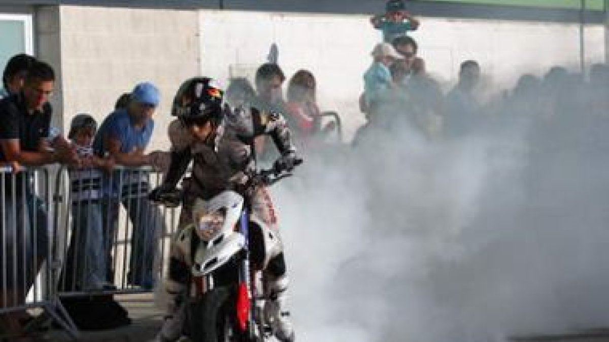 Zamorano regala una cortina de humo al público presente en la Eragudina.