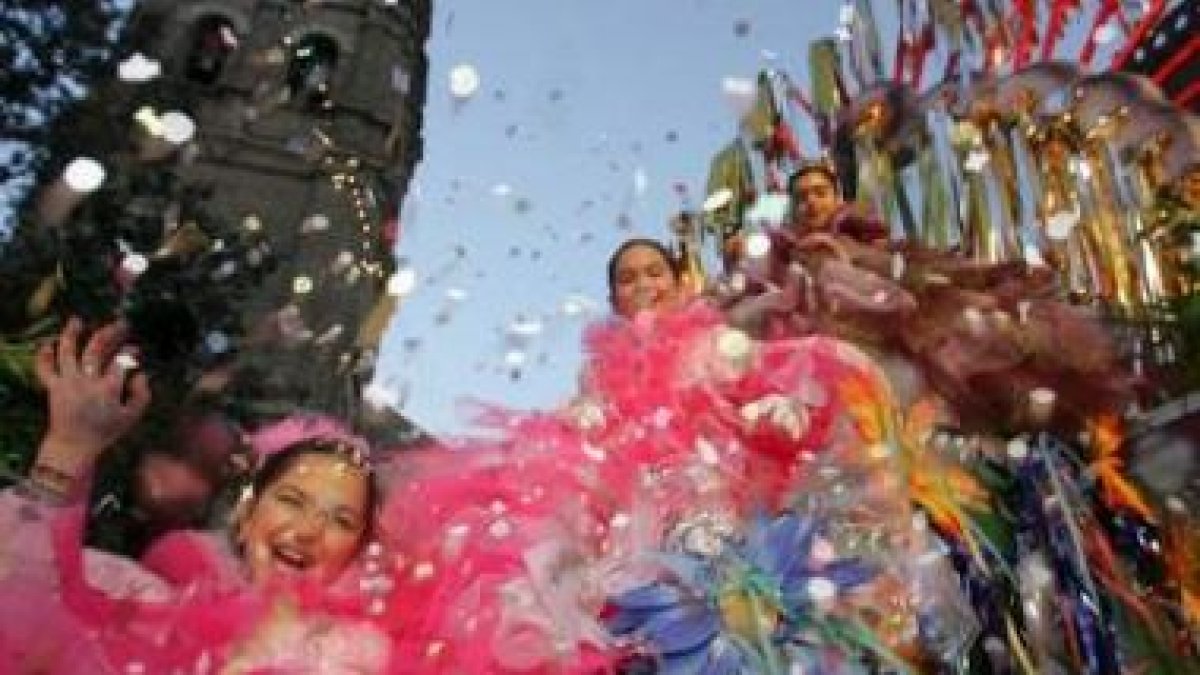 Disfraces y confetis llenan de color La Bañeza durante la celebración de sus carnavales.