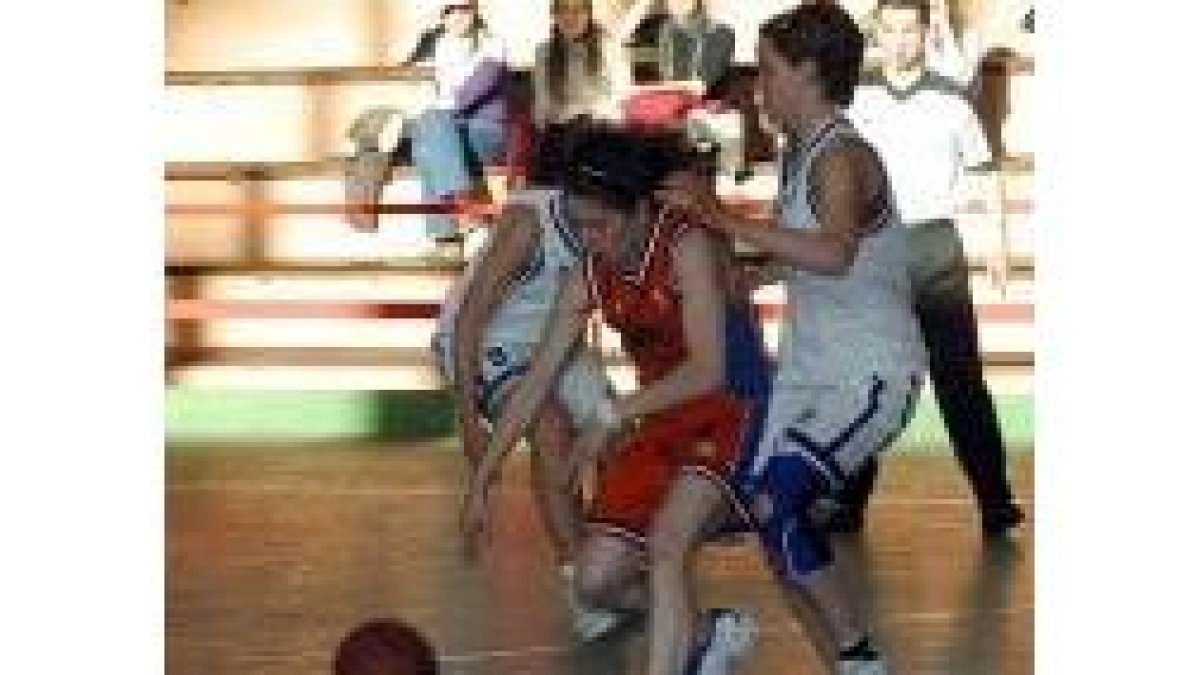 Sara Castrillo intenta controlar el balón ante el acoso de una rival
