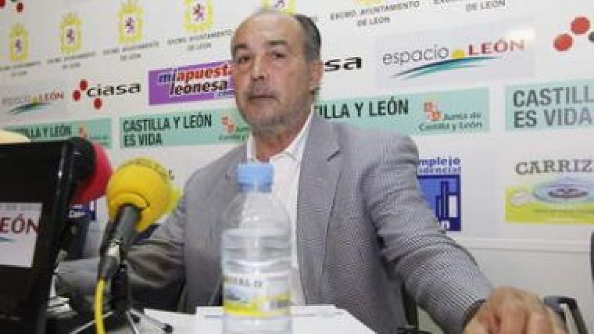 Vega durante la rueda de prensa para explicar su gestión.