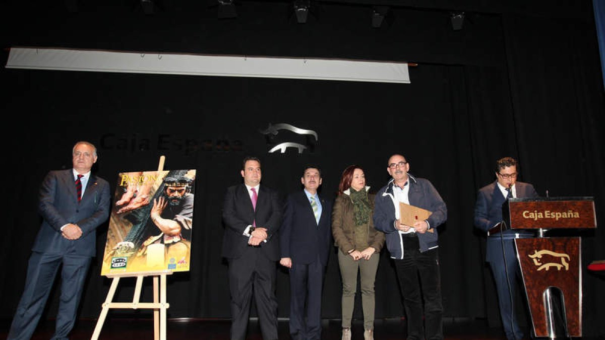Cartel y premiados en el escenario, ayer en León.