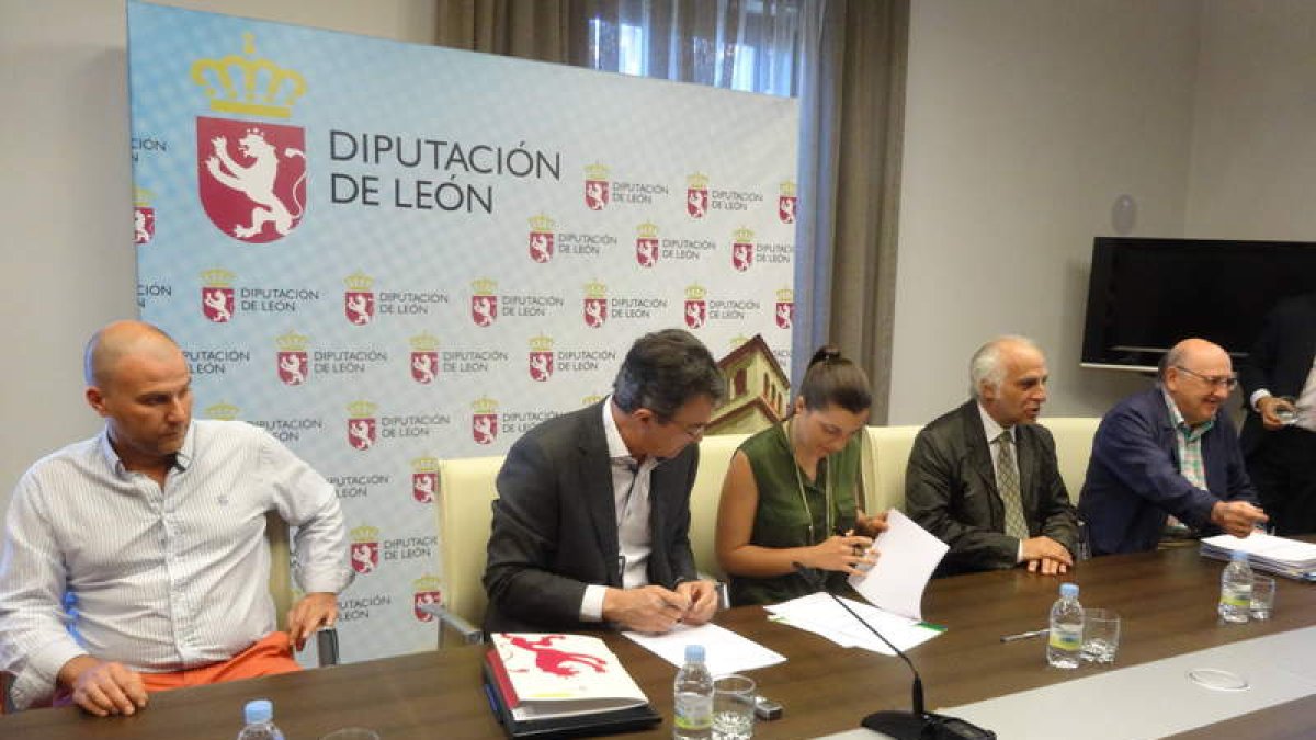 Majo y Mayo, en el momento de la firma del convenio. DL