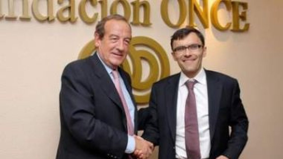 Alberto Durán y Paulino Azúa, tras la firma del acuerdo que tuvo lugar ayer.