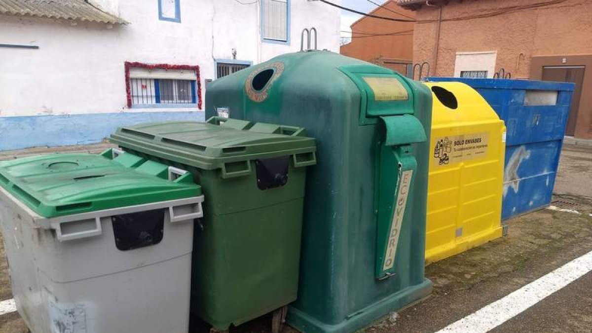 Imagen de un grupo de contenedores de recogida de basura de la mancomunidad El Páramo. MEDINA