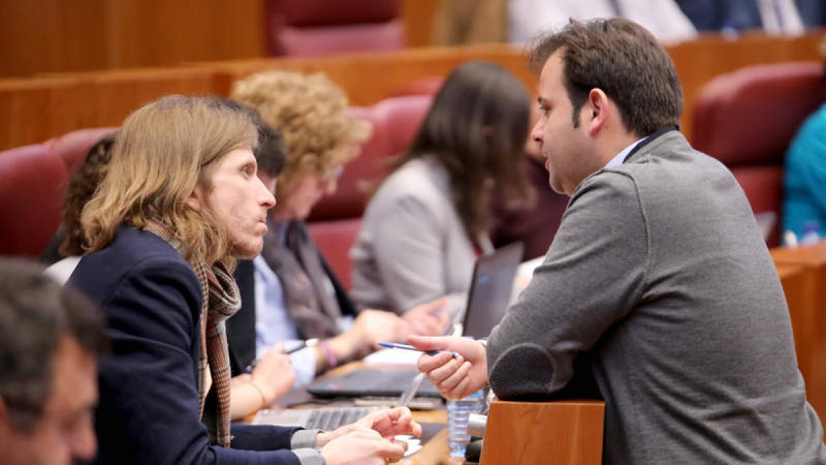 El portavoz de Podemos, Pablo Fernández, y el procurador socialista Tino Rodríguez. LETICIA P’EREZ