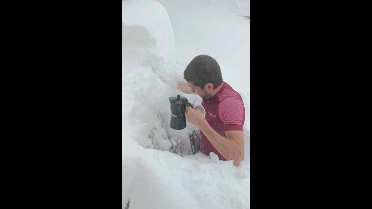 Fragmento del vídeo en el que Manuel Merillas se prepara un café durante la nevada del pasado miércoles. DL