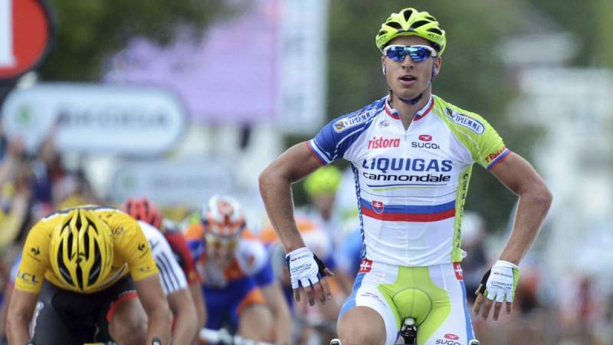 Peter Sagan vence a Cancellara en el esprint de la primera etapa del Tour de Francia.
