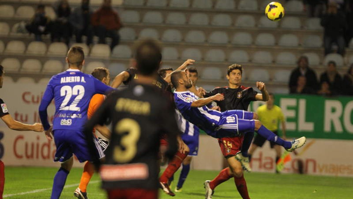 La chilena de Yuri merecía el gol y acabó en la portería del equipo andaluz, pero fue finalmente Alberto Aguilar el que cabeceó para que superase a los defensas rivales y hacer así el tercer gol de la noche en El Toralín.