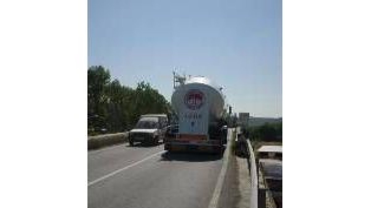 El puente romano ha sufrido cambios, se reforzó con vigas de hierro
