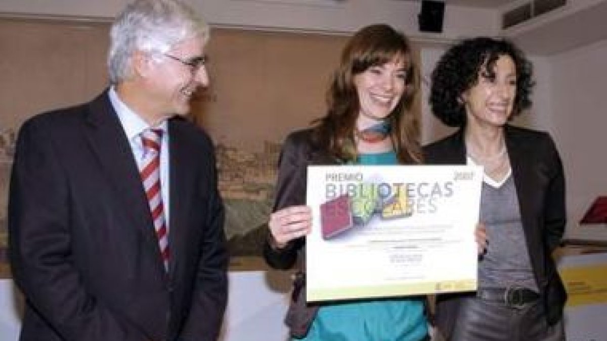 La ministra de Educación, Mercedes Cabrera, entrega uno de los premios en un colegio de Toledo