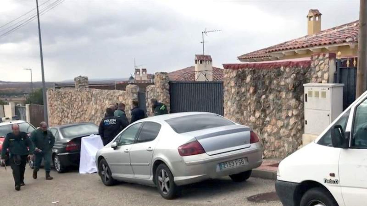 La Policía en el chalé de Colmenar de Oreja de las dos mujeres. EFE