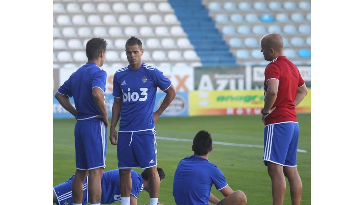 Acorán trabaja con el fisio durante un entrenamiento.