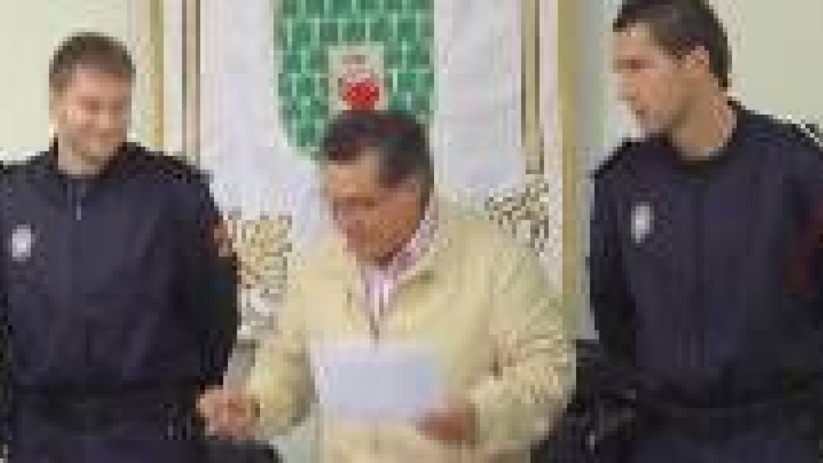 Dos de los últimos policías locales incoporados, en una imagen de archivo