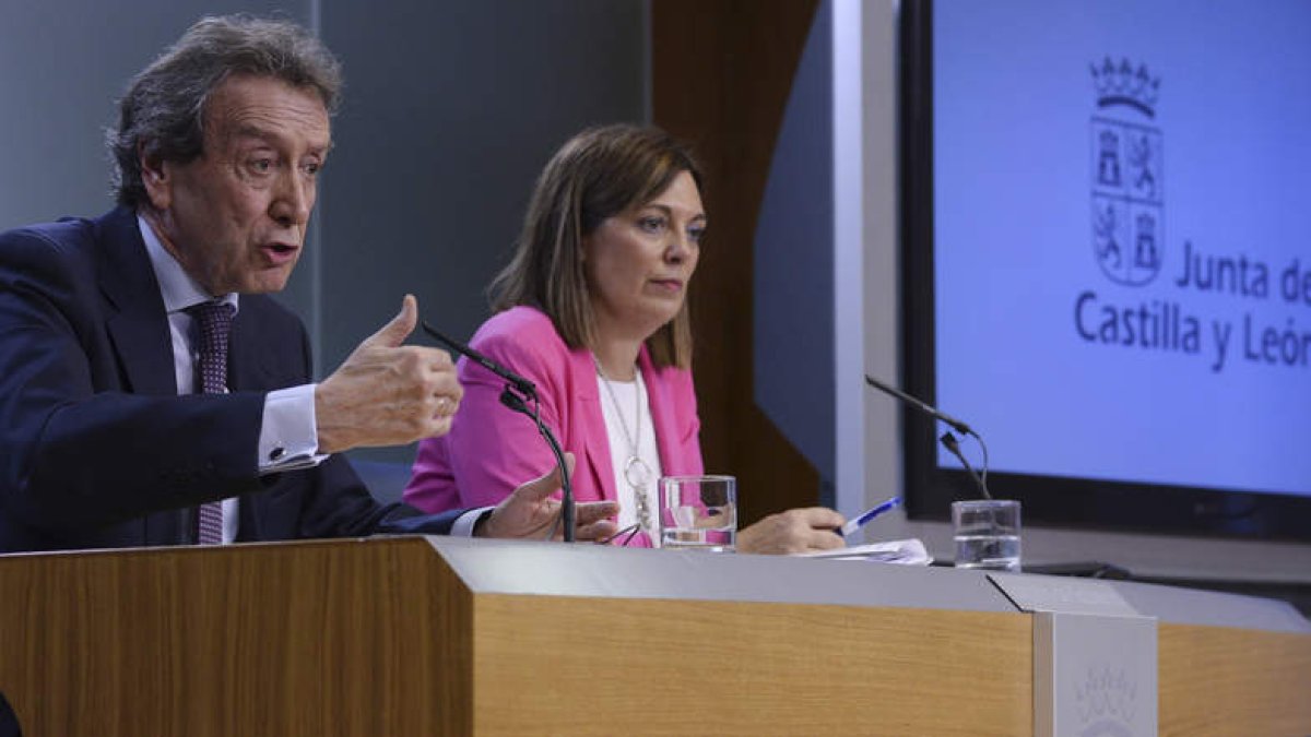 De Santiago-Juárez y Milagros Marcos, en la rueda de prensa tras el Consejo de Gobierno. N. GALLEGO