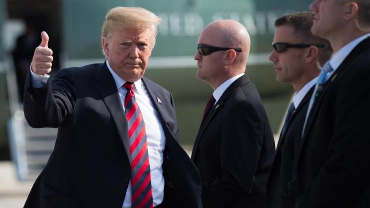 Donald Trump antes de tomar el Air Force One.