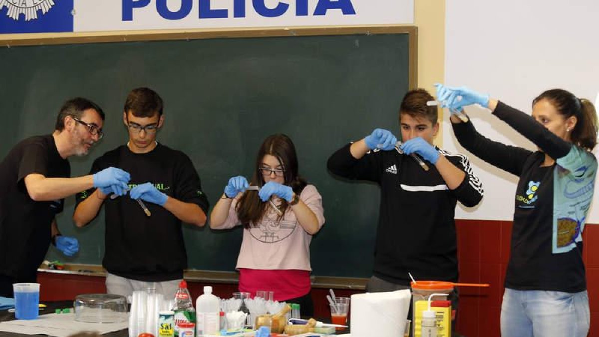 Tres estudiantes de 4.º de ESO de la Salle extraen, junto a los científicos, el ADN de un tomate.